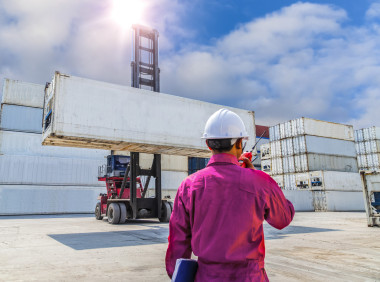 工头控制叉车装卸图片