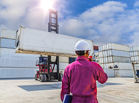 工头控制叉车装卸图片