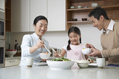 夫婦和女兒吃一頓飯
