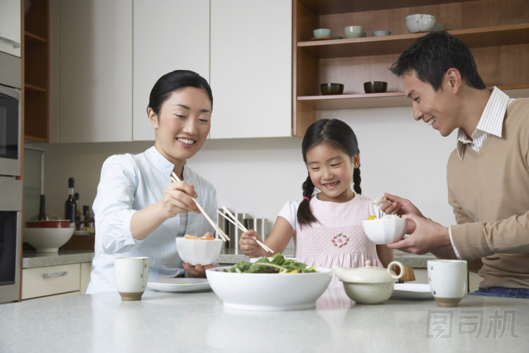 夫婦和女兒吃一頓飯