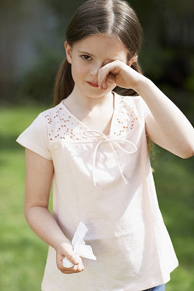 冷揉眼睛的小女孩图片