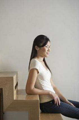 坐在木楼梯上的女人