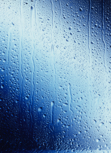 水珠顺着蓝色玻璃图片