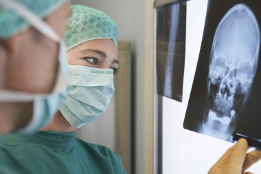 放射科醫(yī)生檢查 x 射線