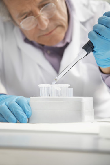 科學(xué)家充填試管