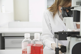 技术员使用显微镜