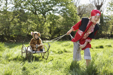 男孩在海盜和捷豹的服裝