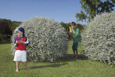 男孩在玩水槍圖片