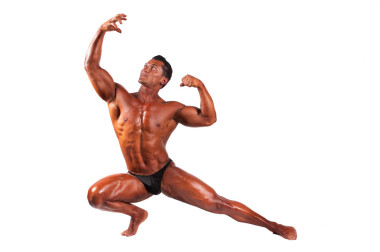 肌肉男模型擺在光背景上的工作室