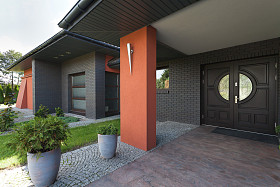 入口处巨大的房子