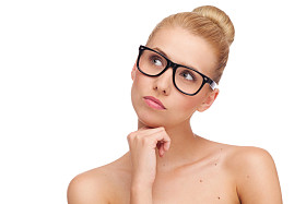 美丽的年轻女子的思考和查找