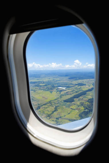 從飛機(jī)窗戶看風(fēng)景的空中景觀