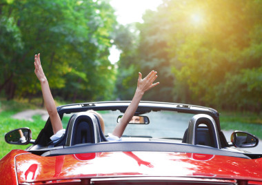 美麗的金發(fā)年輕女子駕駛一輛跑車