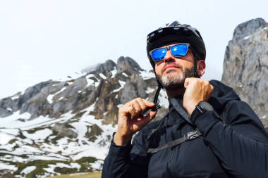 騎山地車，戴頭盔的人圖片
