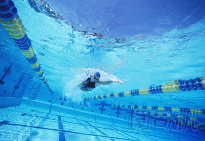 游泳運動員在比賽中