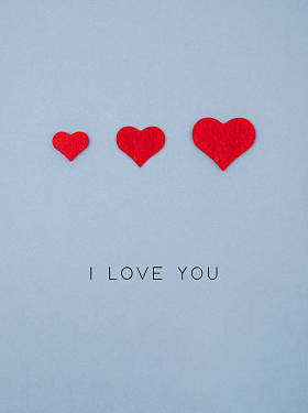 用灰色背景下红心制作的节日贺卡