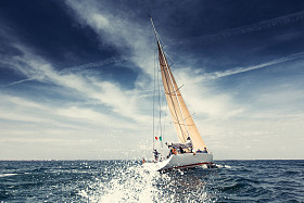 划着白帆的游艇