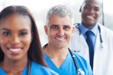 高级医生和他的同事图片