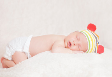 美麗睡著新生的嬰兒