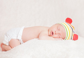 美丽睡着新生的婴儿