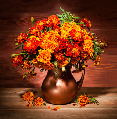 于秋花銅花瓶里的桌上靜物圖片