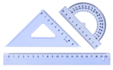 塑料尺子、 量角器、 孤立在白色背景上的三角形