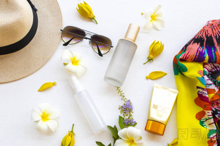 防曬霜Spf50，膠原蛋白水霧，護(hù)膚護(hù)膚護(hù)膚護(hù)膚霜，黃巾，太陽(yáng)鏡，生活方式的帽子女人在白衣上擺平 