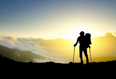 游客在山顶上图片