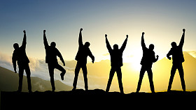 获奖团队在山顶上，图片