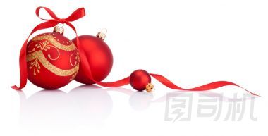 紅色圣誕裝飾球隔離在白色絲帶蝴蝶結(jié)