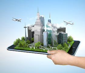 男子手持平板电脑上的城