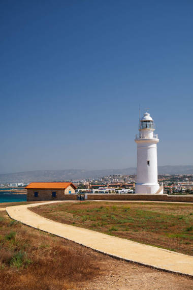 黃色的路通往帕福斯燈塔塞浦路斯