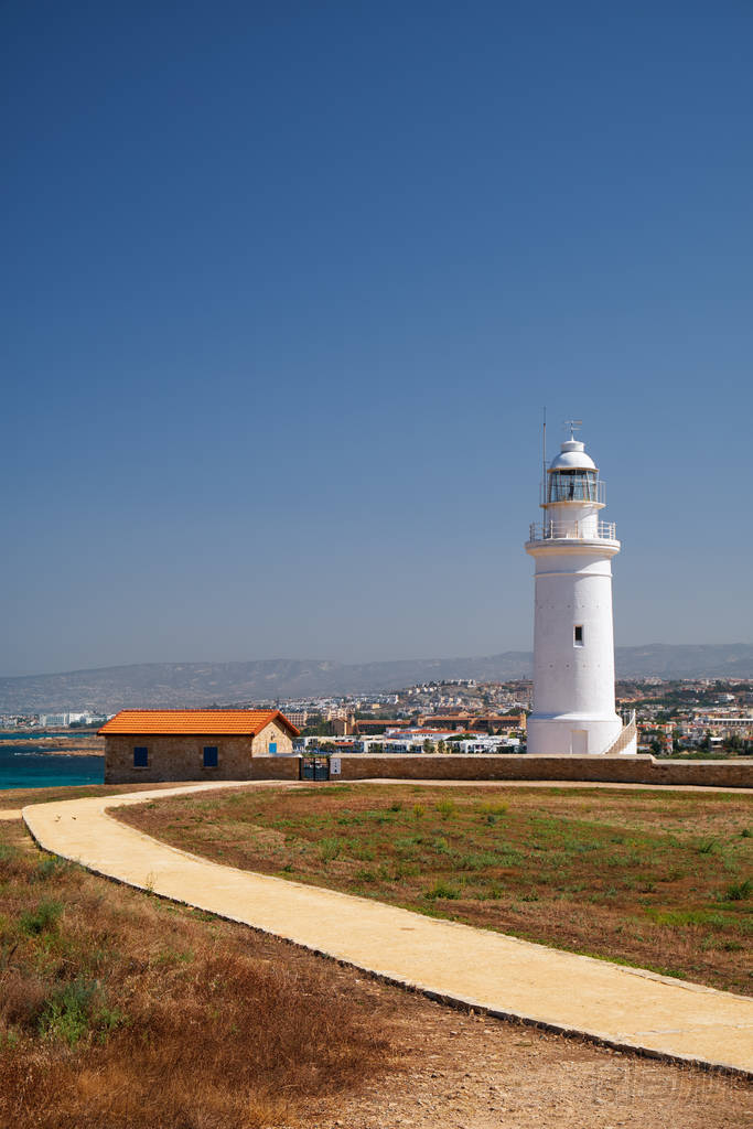 黃色的路通往帕福斯燈塔塞浦路斯
