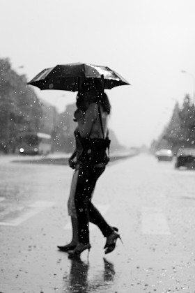走在雨下的两个女人照片