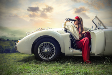 透過雙筒望遠鏡看美麗時尚女人