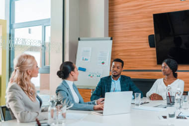 在會(huì)議室開(kāi)會(huì)的多文化青年商人