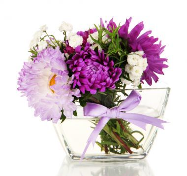 美麗的花束明亮的玻璃花瓶，孤立在白色