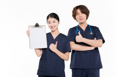  两名专业医学专家图片