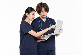  两名专业医学专家图片