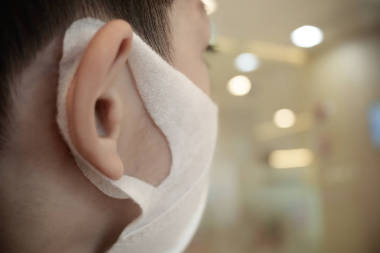 可愛的孩子戴著衛(wèi)生的面罩，保護自己不受疾病傳播和空氣污染的傷害