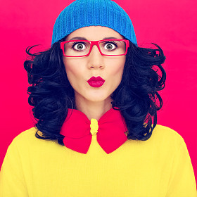 彩色肖像滑稽可笑的姑娘