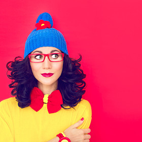 彩色肖像思维滑稽的女孩