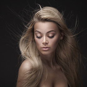 美丽的女人与直长发