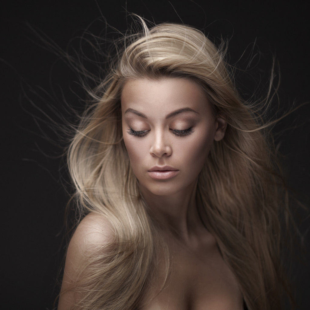 美丽的女人与直长发 美丽的女人与直长发