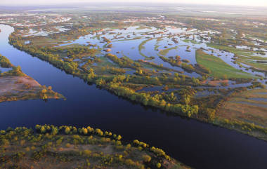 上圖是在白俄羅斯南部捕獲的普里皮亞特河水系統(tǒng)
