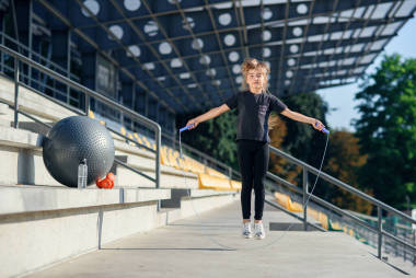 快樂的女孩，與室外跳繩跳