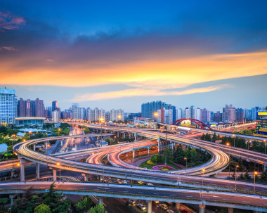 城市互通式立交橋在日落照片