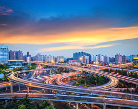 城市互通式立交桥在日落照片