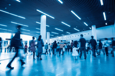 乘客在上下班高峰的地铁站图片