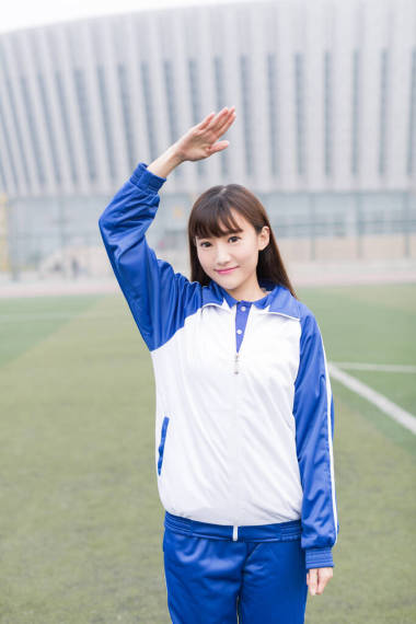 可愛的中國女高中生在校園操場上學習